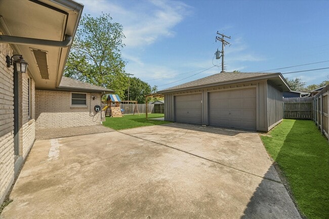 Building Photo - 5311 Hialeah Dr