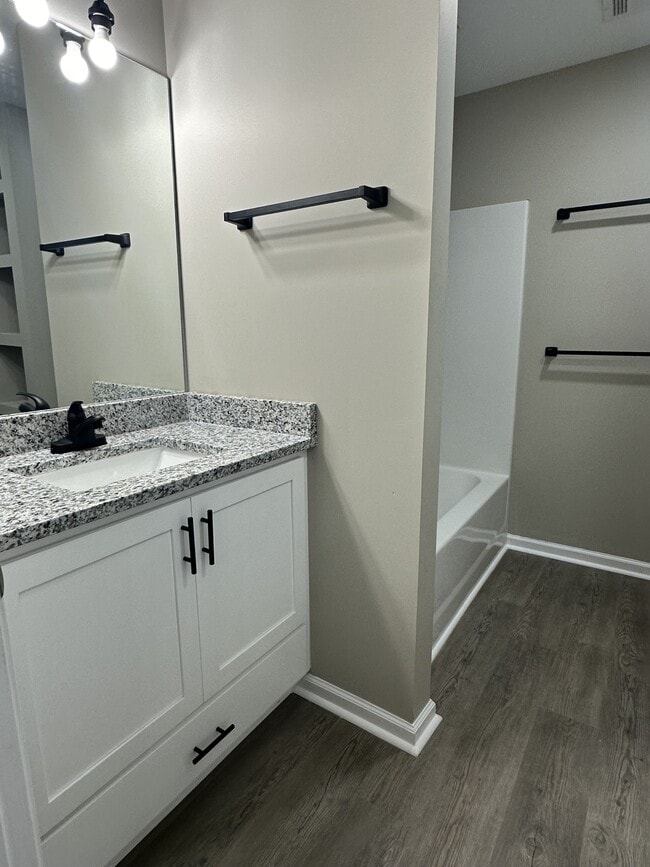 Building Photo - 609 40 th St E