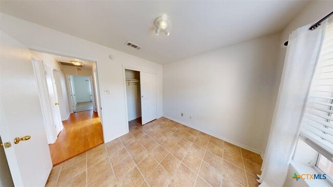 Building Photo - 411 Tomahawk Dr