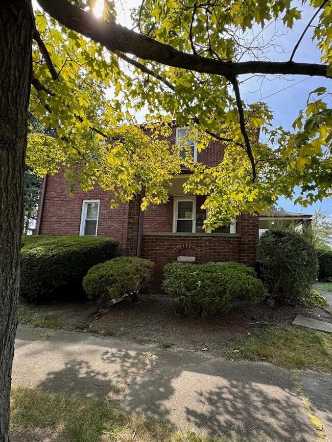 Building Photo - 453 E Kline St