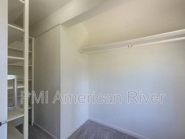 Building Photo - 218 5th St