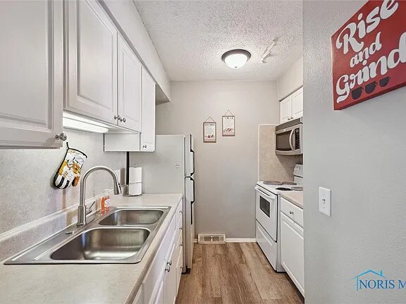 Building Photo - 4902 Wickford Dr E