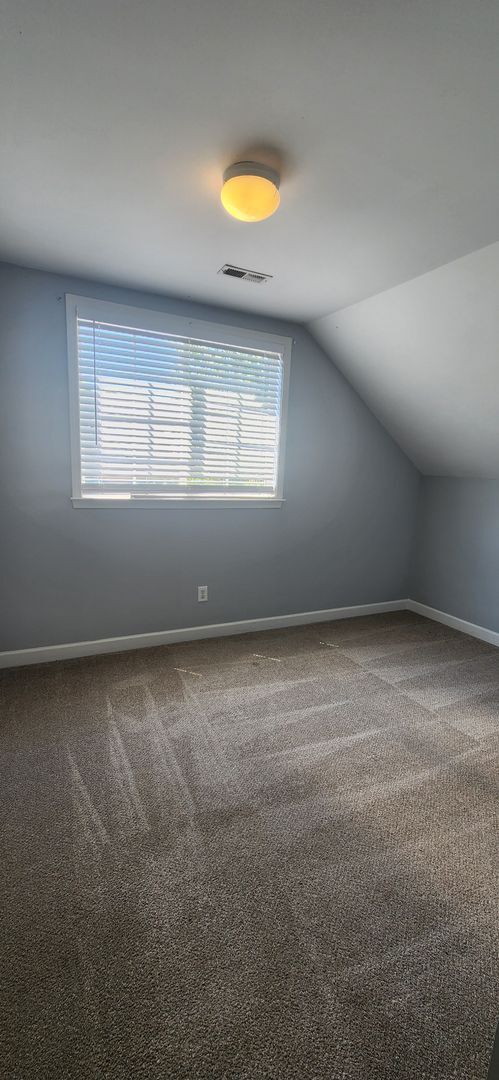 Building Photo - 4 Bedroom - Less than 2 miles from Swamp R...