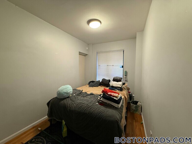 Building Photo - 448 Park Dr