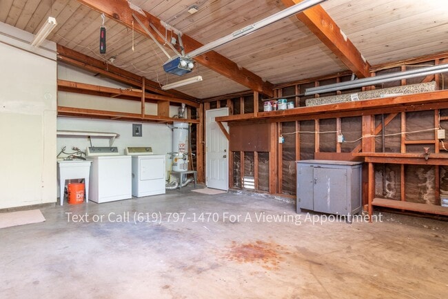 Building Photo - Nice Large 3 Bedroom, 2 Bath House