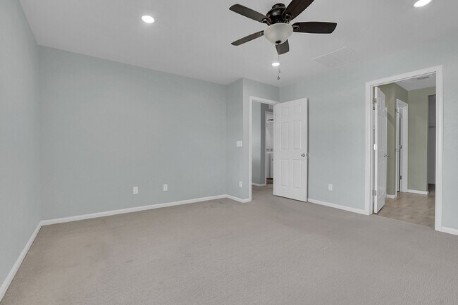 Building Photo - $2,500 - 3 Bed, 2.5 Bath Townhome with Central AC, and In Unit Laundry!