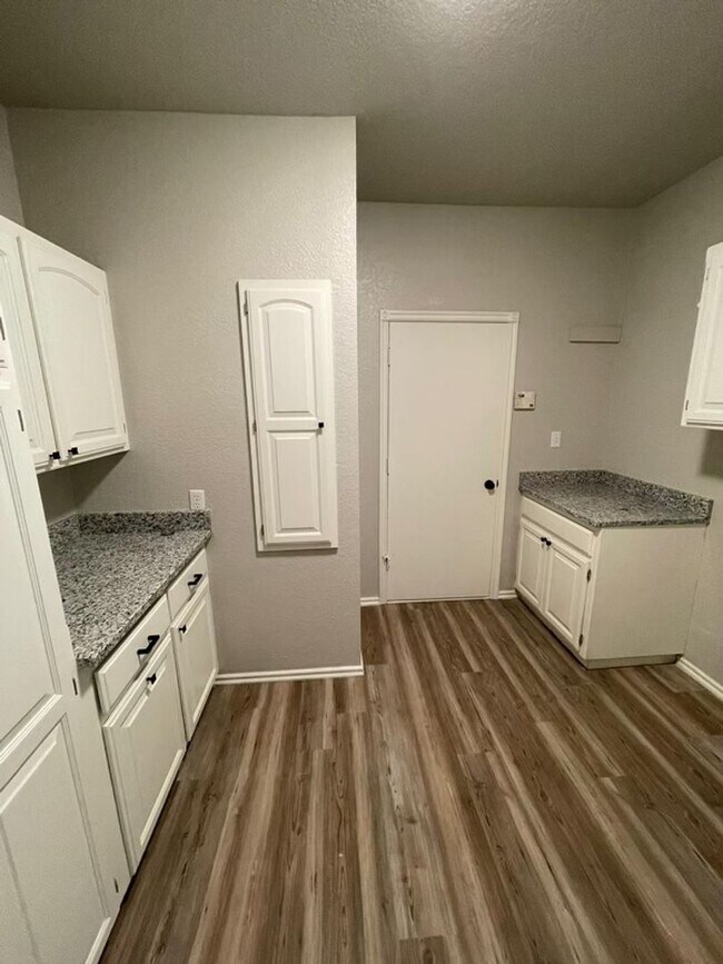 Building Photo - Large Private Oasis FOR RENT in Tuttle!