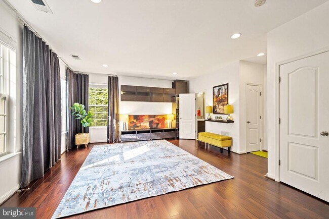 Building Photo - 43656 Chicacoon Creek Square