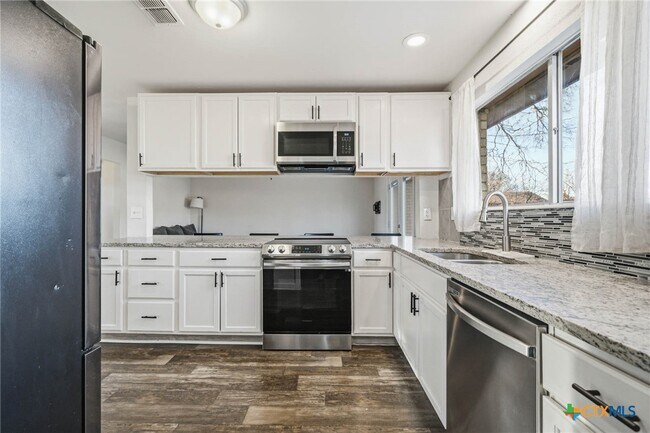 Building Photo - 610 Creek St