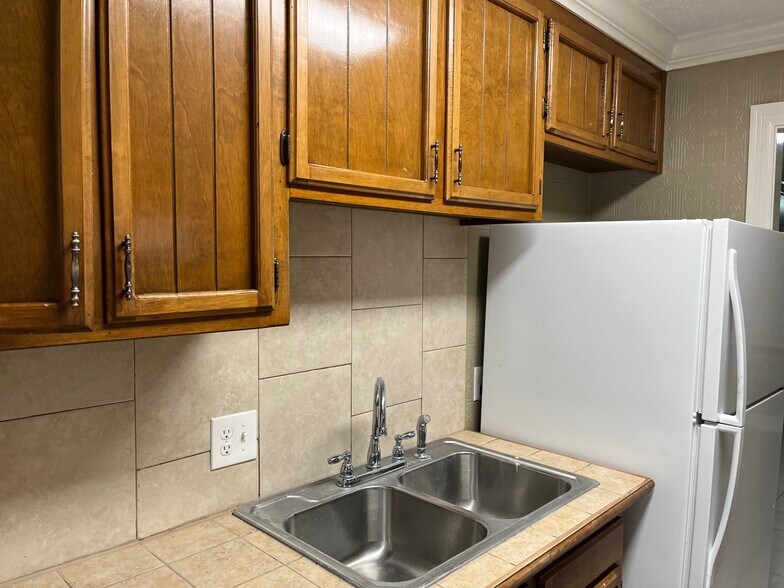 Building Photo - 6146 Parkcrest Ct