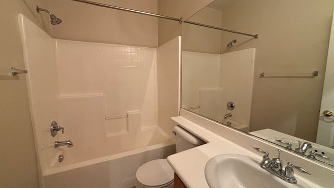 Building Photo - Lovely Townhouse Located in Lake Elsinore!