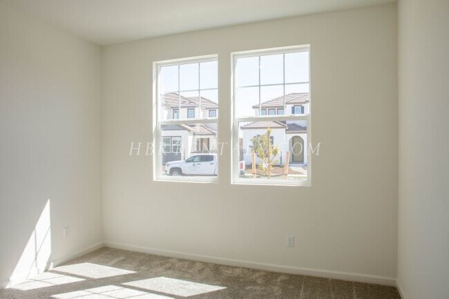 Building Photo - TRACY HILLS - Four Bedroom Spectacular Home - Full Bed/Bath Located on 1st Floor