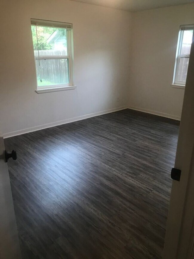 Building Photo - RECENTLY REMODELED BIG 4 BEDROOM 2 BATH LE...