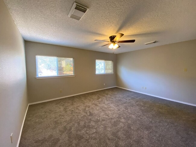 Building Photo - Beautiful 3/2 home in Hunters Mill!