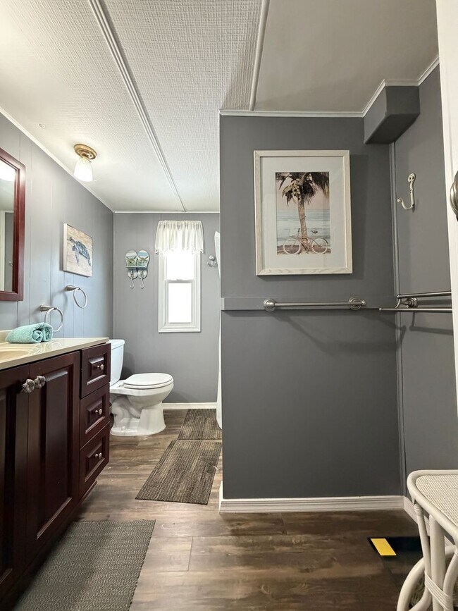 Building Photo - 4833 Royal Palm Dr