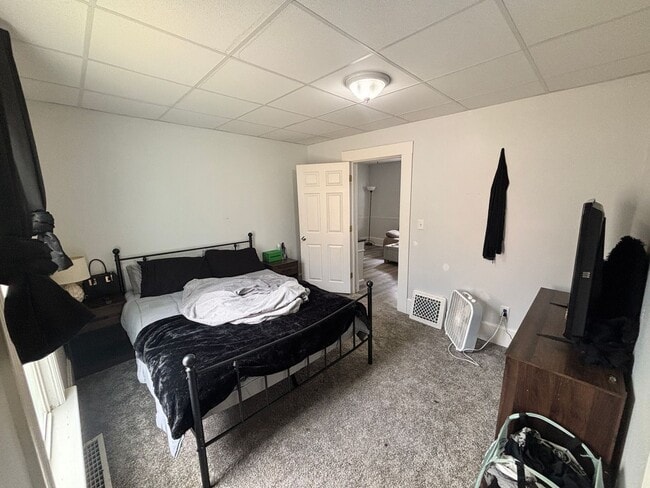 Building Photo - 3 Bedroom Lower Unit Duplex