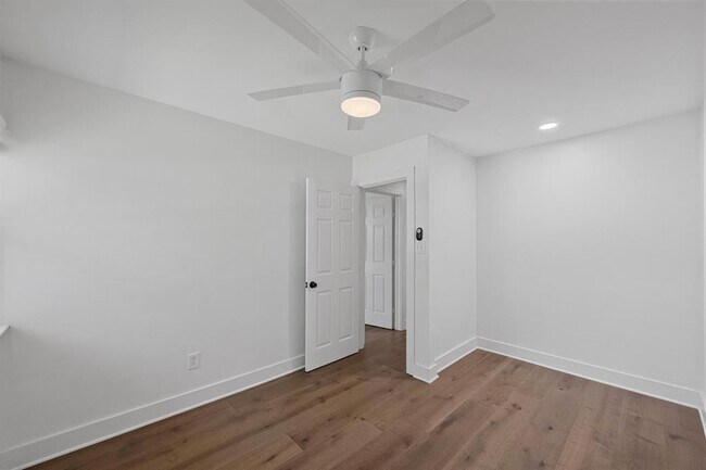 Building Photo - 6411 Chimney Creek Cir