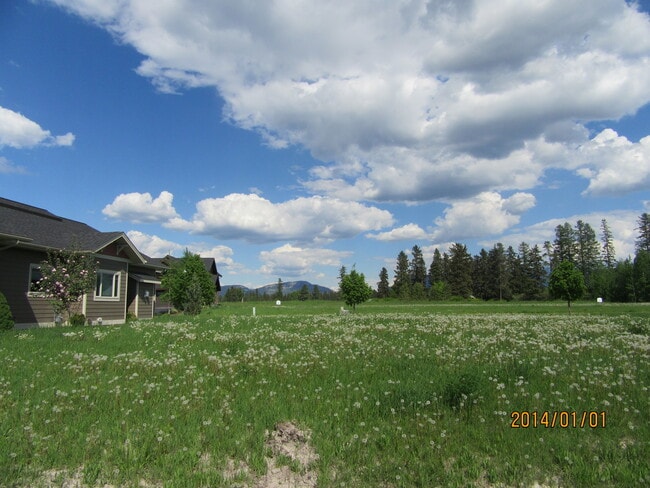 Building Photo - River Lakes Home