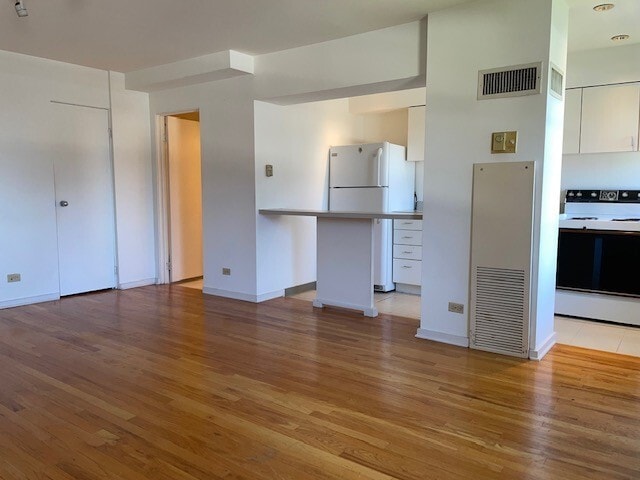 Building Photo - 40 E 9th St