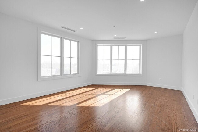 Building Photo - 291 Main St