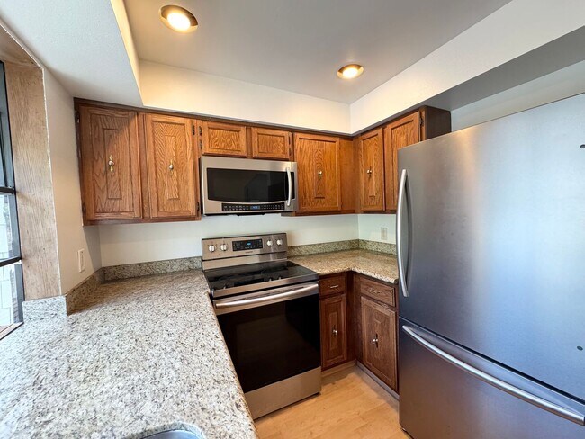 Building Photo - Spacious condo with 2 parking spaces included