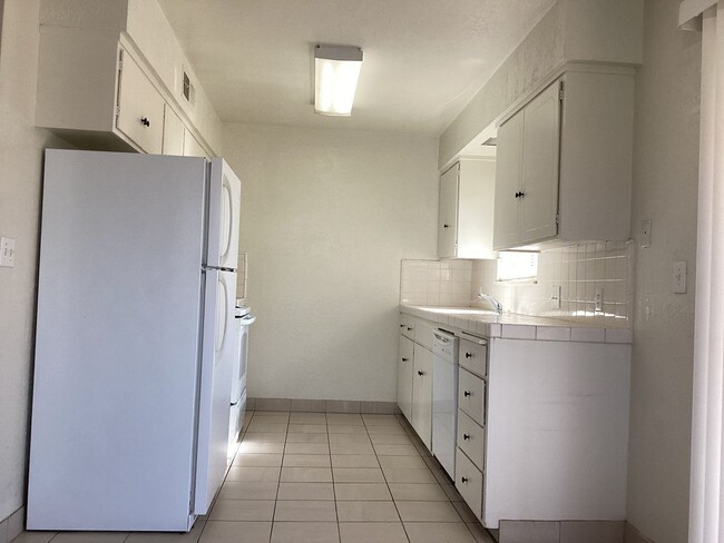 Building Photo - 4424-4426 E Dakota Ave