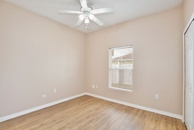 Building Photo - Spacious 4/2 Home with a Large Fenced Backyard and a 2 Car Garage Located in Buena Ventura Lakes ...