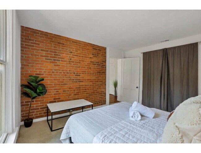 Building Photo - The Artist's Apt. | 2BR | Short North | +Parking