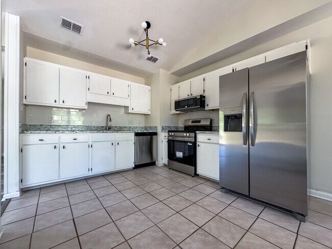 Building Photo - Beautifully Updated 3 Bed 2 Bath Home