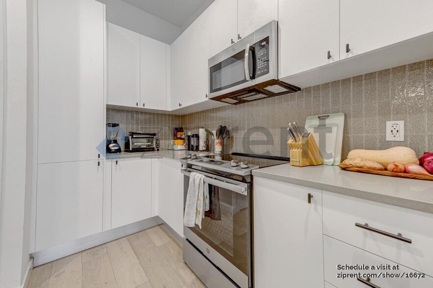 Building Photo - 800 Embassy Dr