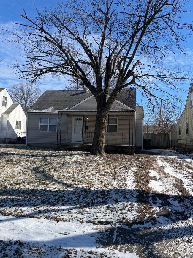 Building Photo - 3 bedroom 1 bathroom single family home in...