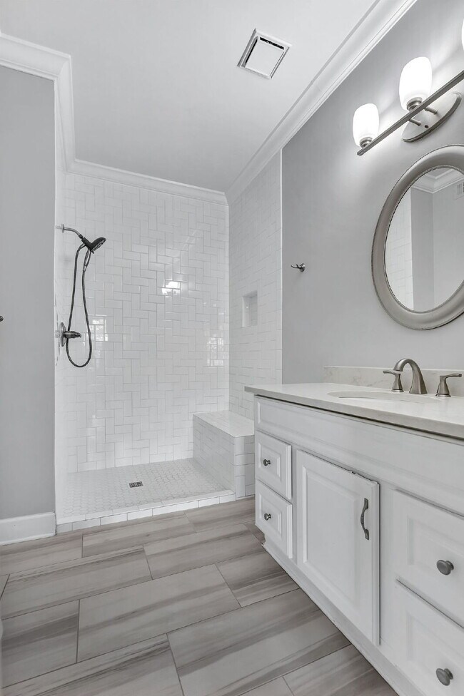 Building Photo - 2-Bed, 2-Bath Condo in the Heart of Green ...