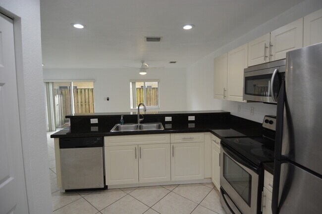 Building Photo - 324 NE 3rd St