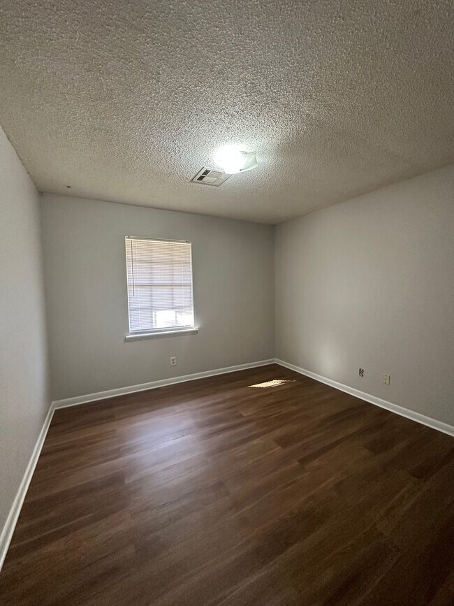 Building Photo - 412 Fieldbrook Dr