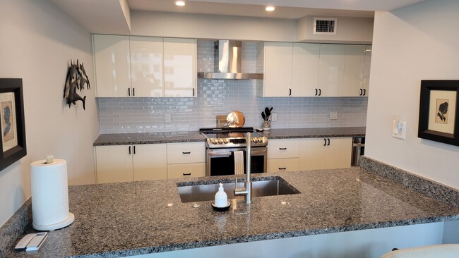 Building Photo - Annual turnkey furnished renovated 2/2 con...