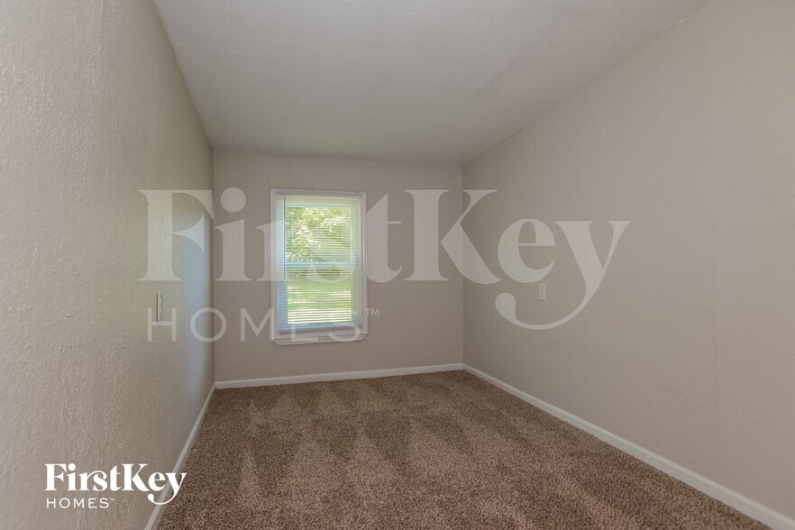 Building Photo - 900 NE 62nd St