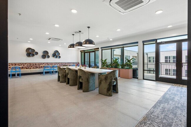 Building Photo - 596 W 9th St