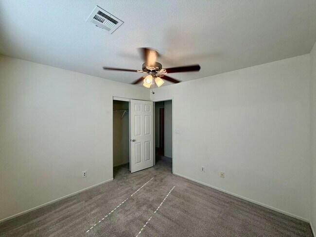 Building Photo - Beautiful 5 bedroom House