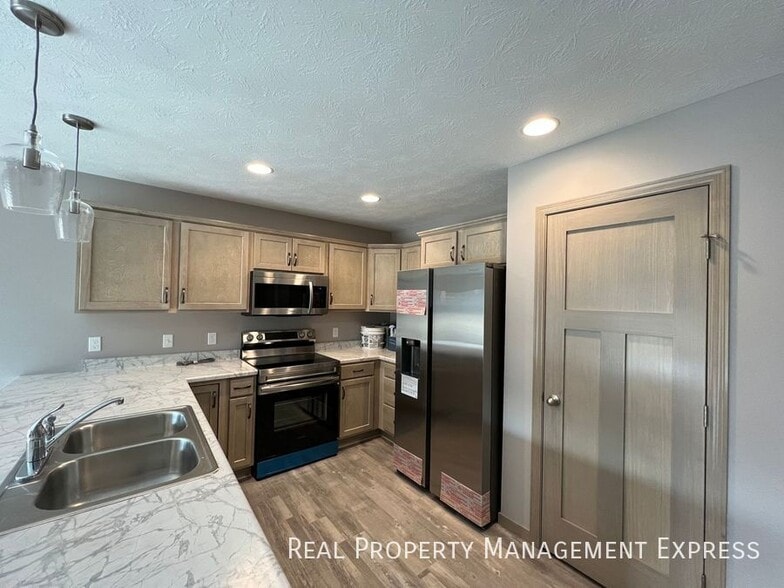 Building Photo - Modern 3 Bed 2 Bath Townhome in West Sioux...