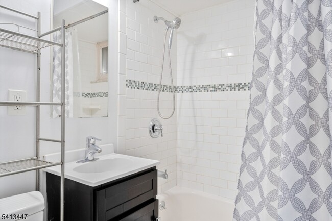 Building Photo - 104 N Beverwyck Rd