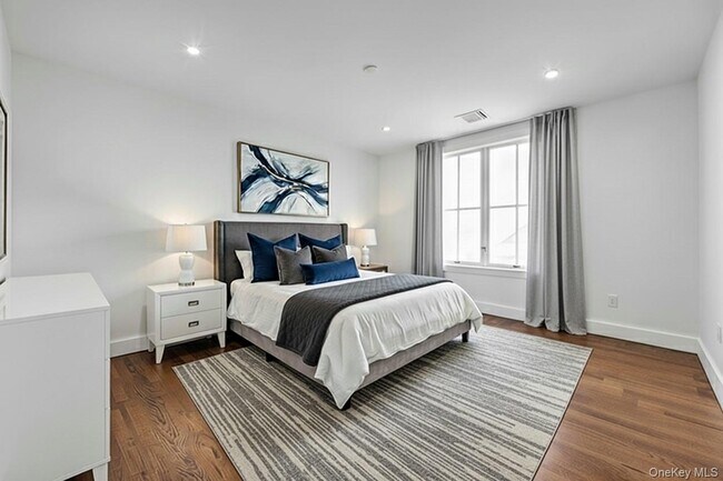 Building Photo - 291 Main St