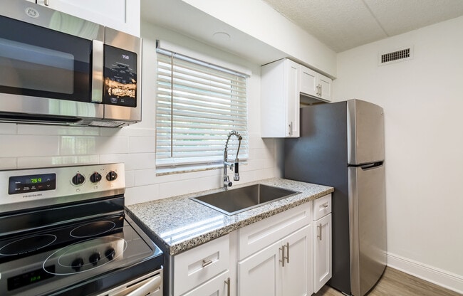 Building Photo - Villas at City Center