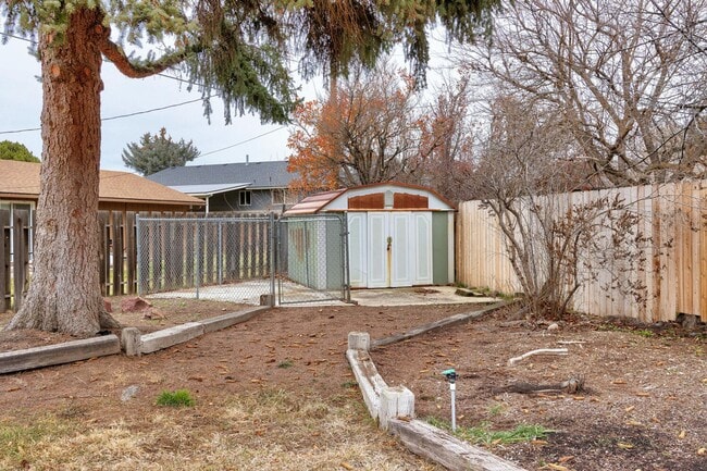 Building Photo - Charming Residence in a Prime Location 3bed/2bath - Shop Not Included