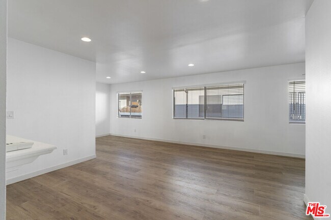 Building Photo - 13046 Moorpark St