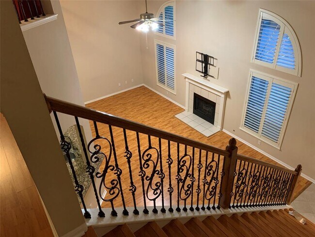 Building Photo - 2114 Winding Hollow Dr
