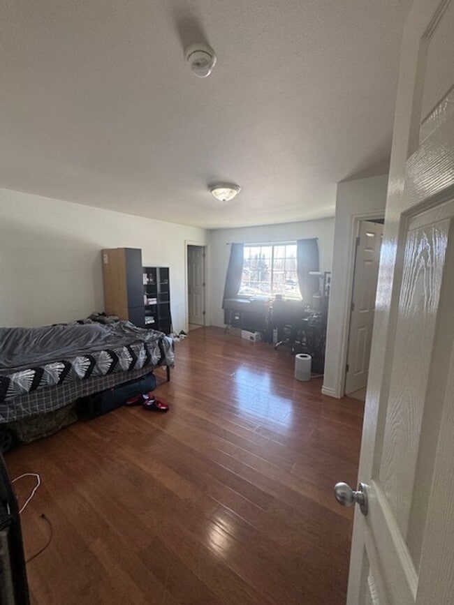 Building Photo - 3 bedroom, 2.5 bath