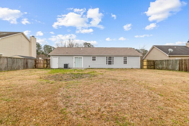 Building Photo - 3 Bedroom 2 Bathroom Home