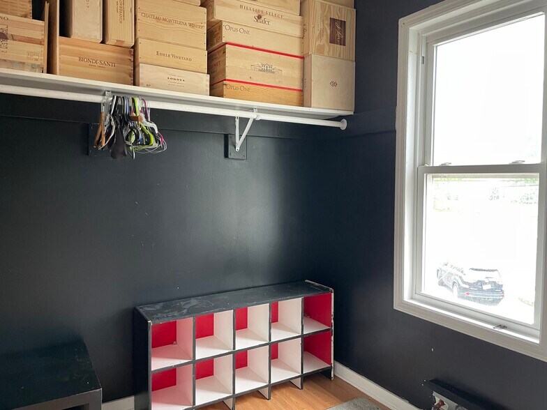 Walk-in Closet - 1401 Lincoln St
