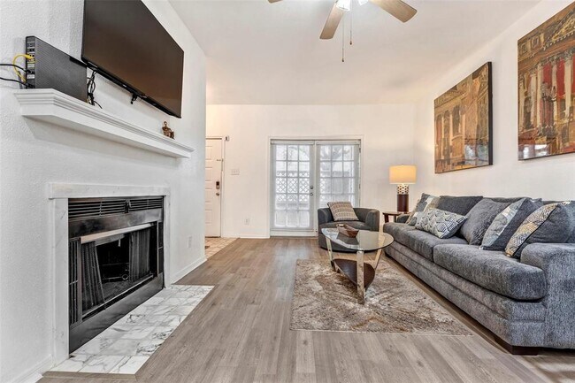 Building Photo - 2121 El Paseo St