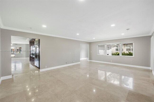 Building Photo - 633 Solar Isle Dr